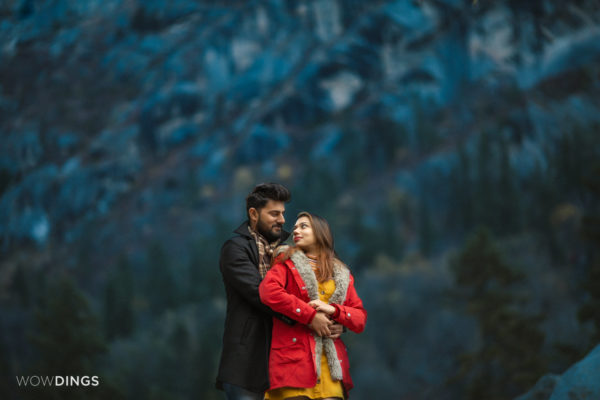 couple pose idea in the mountain