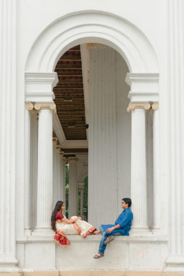 couple sitting at Princep ghat kolkata