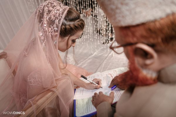 Bollywood celebrity Sarah hashmi Signing marriage contract Nikaahnama in delhi