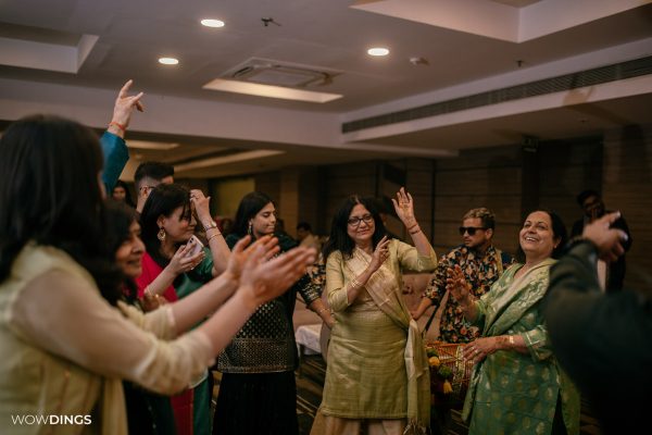 people dancing at Mehndi Ceremony of Delhi bride candid wedding photography