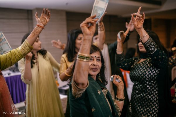 nazar utarna people dancing at Mehndi Ceremony of Delhi bride candid wedding photography
