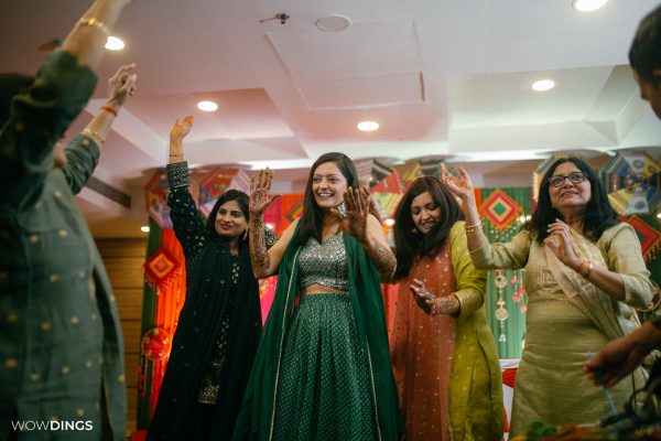 bride dancing at Mehndi Ceremony of Delhi wedding candid photography
