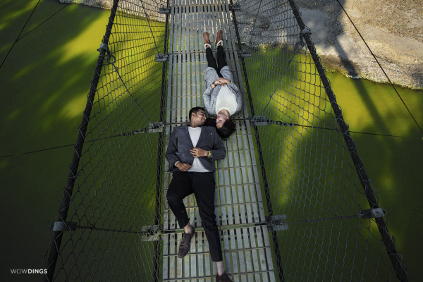 prewedding photoshoot of couple in the hanging bridge